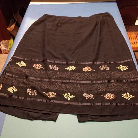 Sag Harbor Black Skirt - Picture 1 of 8